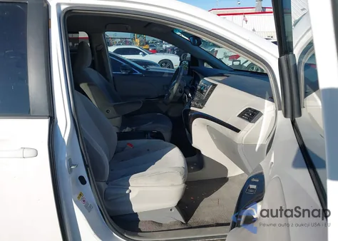 2011 Toyota Sienna Le V6 z USA, uszkodzony, nr VIN 5TDKK3DC1BS042217